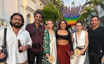 FUTURAMAR brilla: El arte, el orgullo y la comunidad se unen Group Arriving to Futurama