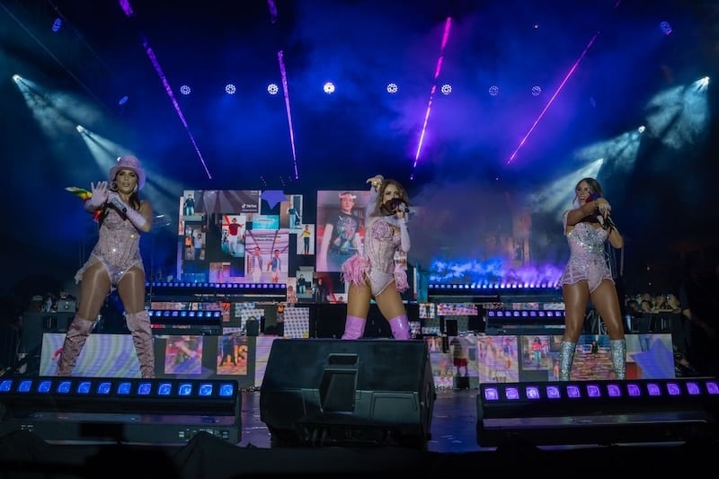 La gran actuación de cierre fue liderada por el grupo JNS, cuya presentación en el icónico Block Party atrajo a más de 20.000 personas, marcando la culminación de una semana de festividades.