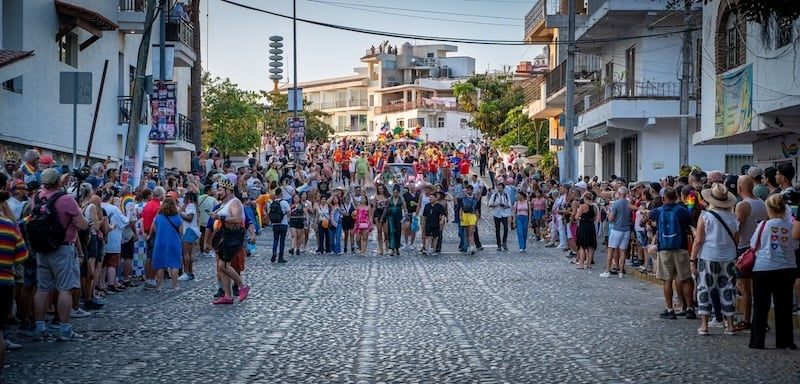 El desfile del Orgullo de Vallarta alcanza nueva marca de asistencia