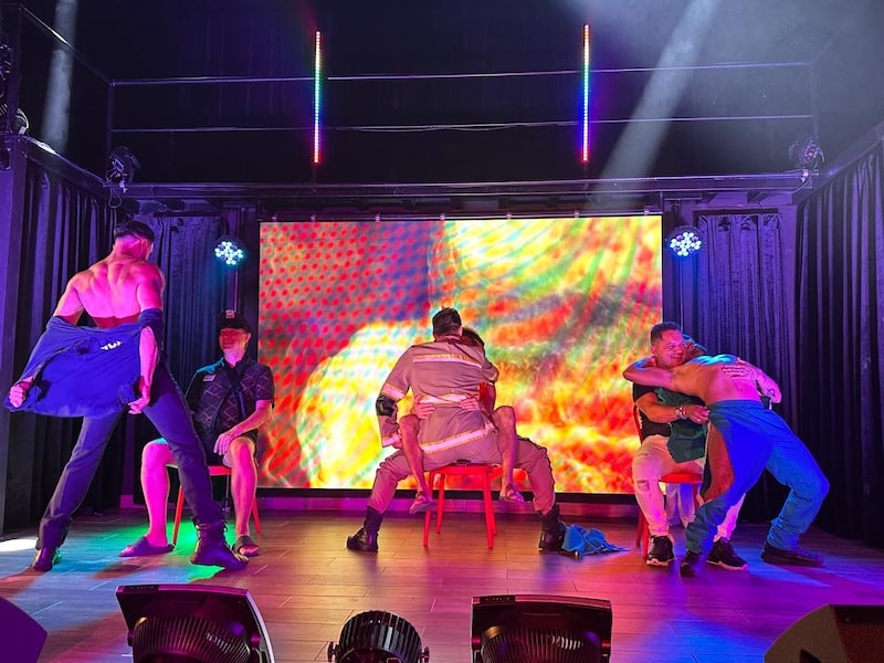 reunión social gay coco cabaret