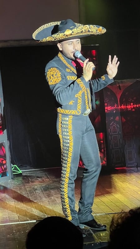 Alberto Cuevas, “El Diamante,” aportó su asombrosa voz al escenario.