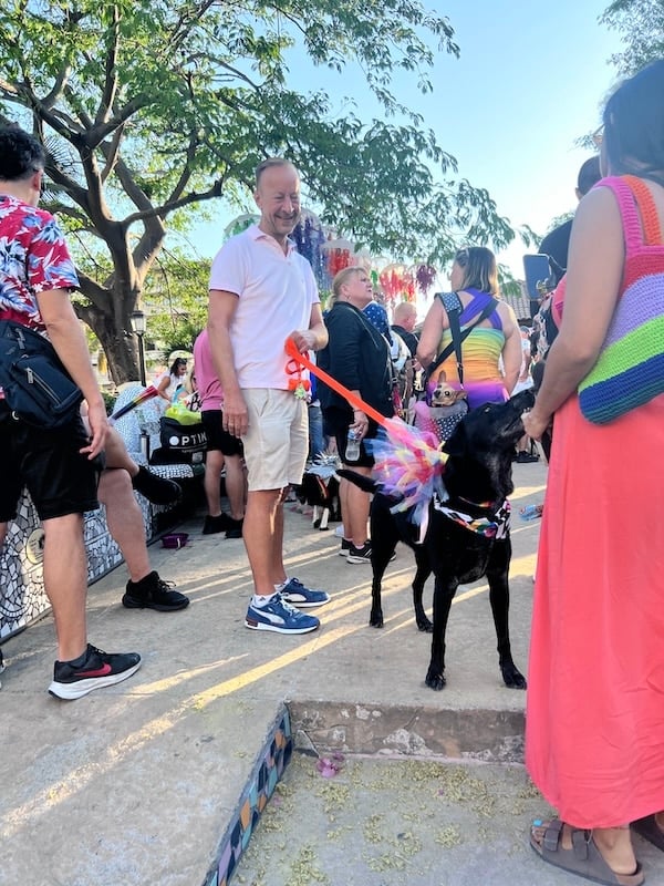 Jerry desfile del orgullo de mascotas