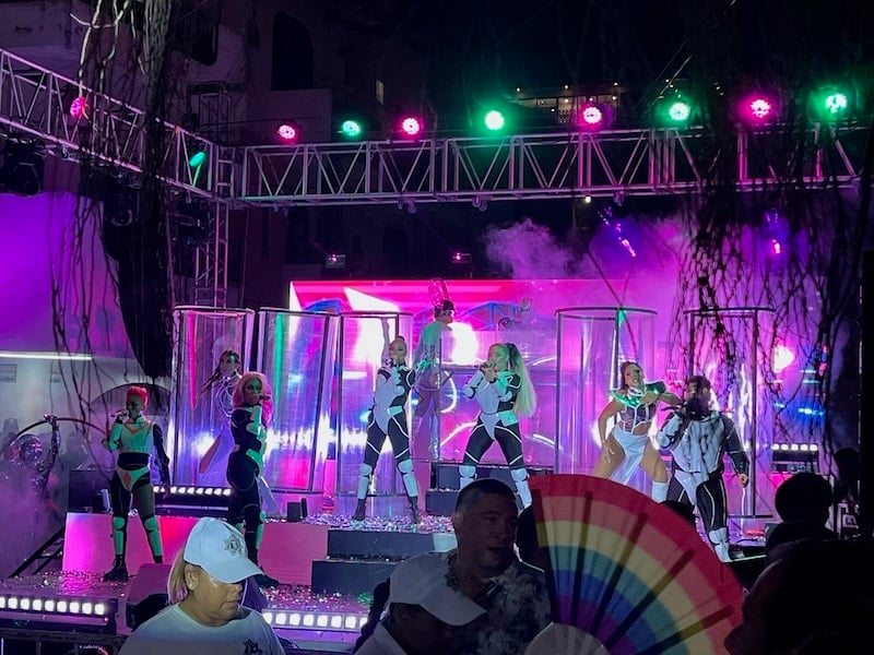 fotos de las actuaciones del concierto de la fiesta de cuadra del orgullo de vallarta