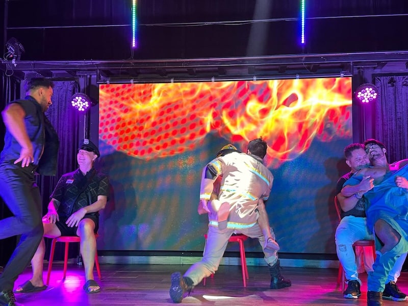 reunión social gay coco cabaret