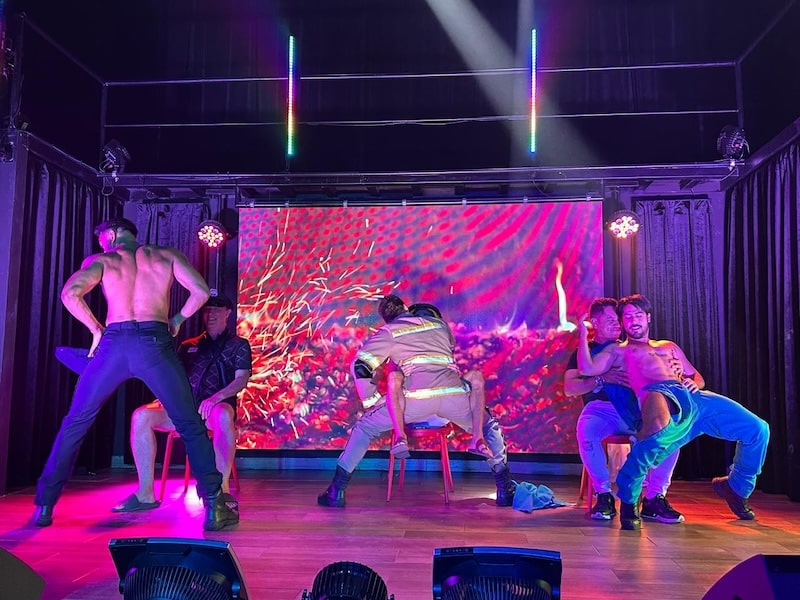 reunión social gay coco cabaret