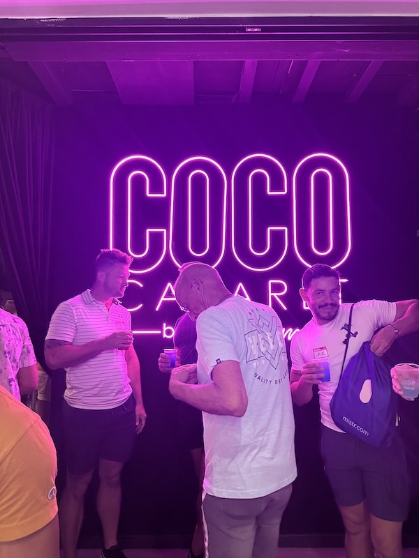 reunión social gay coco cabaret