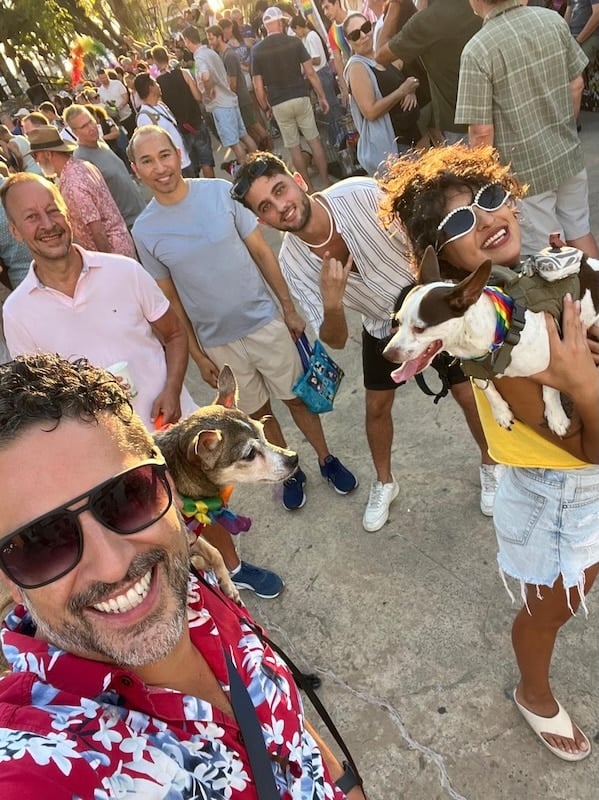 gerwin desfile del orgullo de mascotas