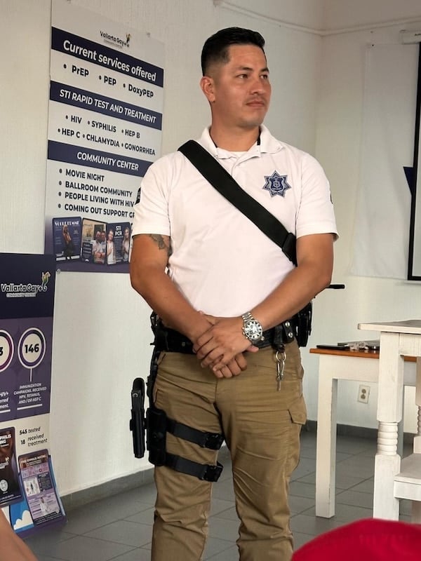 El Comandante José Daniel del Departamento de Policía de Puerto Vallarta. Daniel supervisa a 120 oficiales asignados a patrullar el popular barrio de la Zona Romántica, un núcleo del turismo y la vida nocturna LGBTQ+. Fotografía de Jamie Alexander