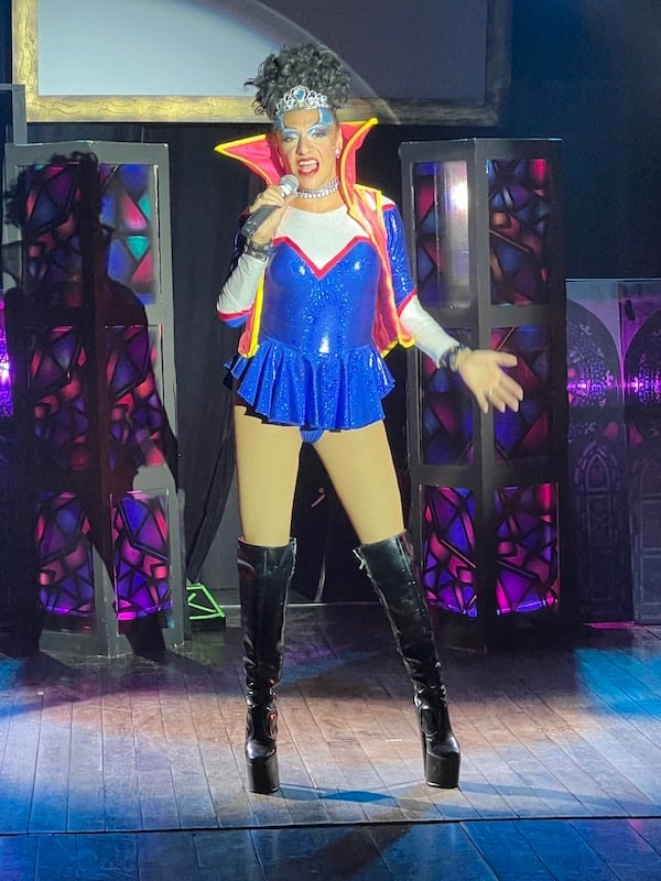 Daniel Vives, conocido como “Ego,” un reconocido actor de cine, televisión y teatro, deleitó al público con dos de sus icónicos personajes drag: La Supermana y La Doñiñi, una parodia de la actriz mexicana María Félix.