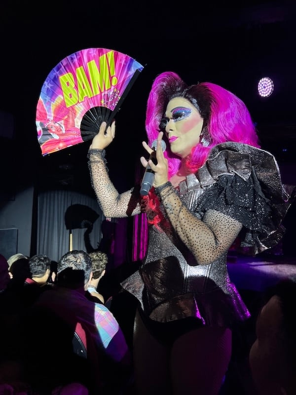 Miss Bibi, el personaje drag del actor Edgar Sánchez, añadió una capa adicional de extravagancia y júbilo. Sánchez también fungió como productor del evento.