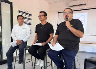 Nueva iniciativa “Zona Safe” une a la Policía, empresas y comunidad LGBTQ+ (left to right) Victor Espindola, with MOVII Mexico and part of the Vallarta LGBTQ+ Collective; Poncho Davalos and Pedro Lopez, executive director of the Gay+ Community Center. Photo by Jerry Jones