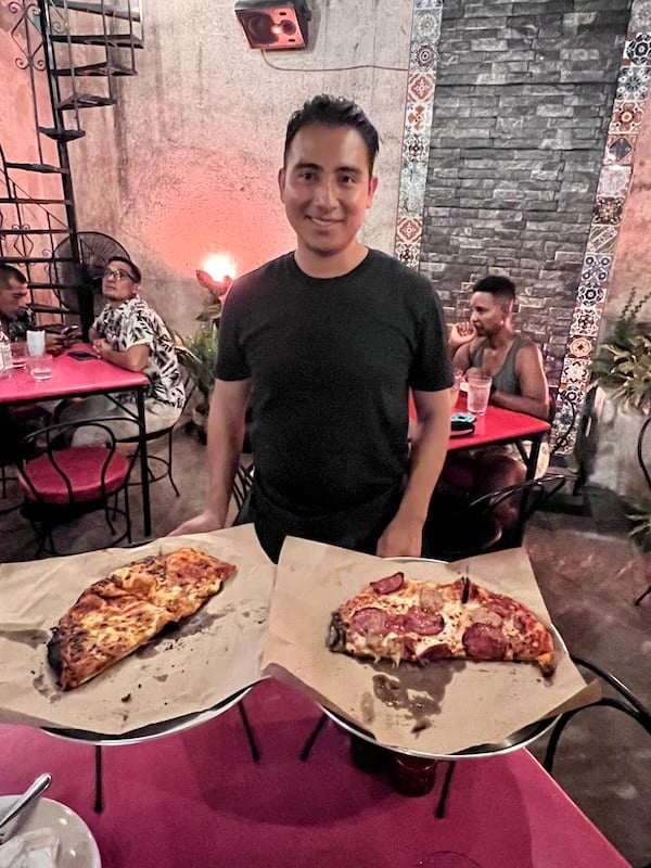 El camarero de The Brick Oven