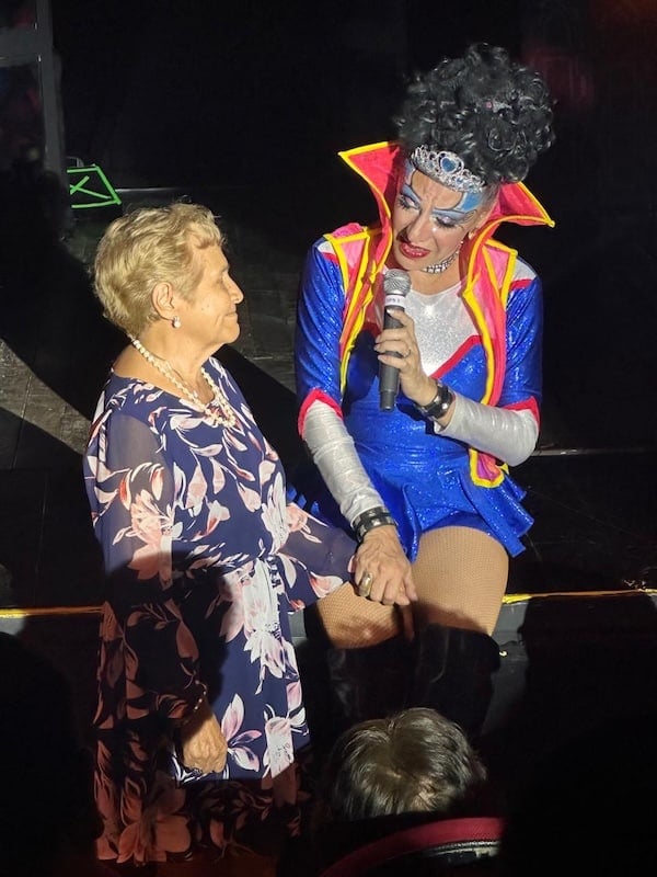 Daniel Vives, conocido como “Ego,” un reconocido actor de cine, televisión y teatro, deleitó al público con dos de sus icónicos personajes drag: La Supermana y La Doñiñi, una parodia de la actriz mexicana María Félix.