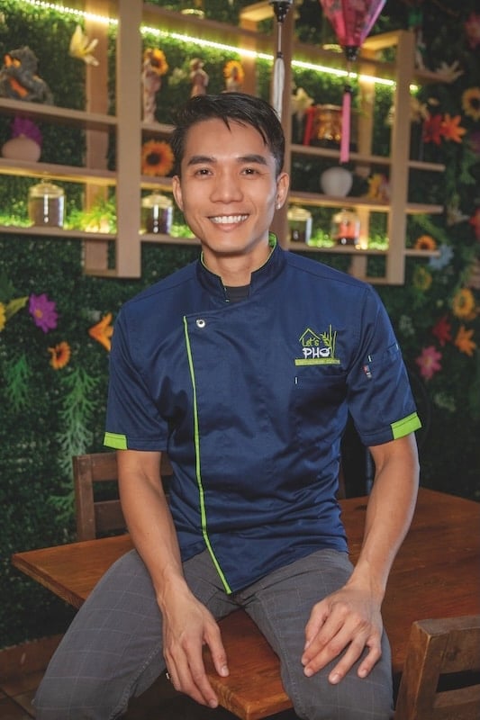 El chef Charlie Huynh, propietario de Let’s Pho en Puerto Vallarta, fue honrado como Mejor Chef Gay en la Segunda Edición Anual de los Premios Puerto Vallarta Gays: Lo Mejor de los Premios.