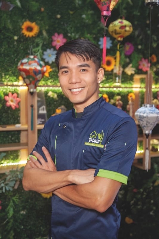 El chef Charlie Huynh, propietario de Let’s Pho en Puerto Vallarta, fue honrado como Mejor Chef Gay en la Segunda Edición Anual de los Premios Puerto Vallarta Gays: Lo Mejor de los Premios el 27 de febrero de 2025. El evento, celebrado en Industry, reconoció contribuciones notables dentro de la comunidad LGBTQ+ local y contó con la asistencia de más de 300 personas.  
