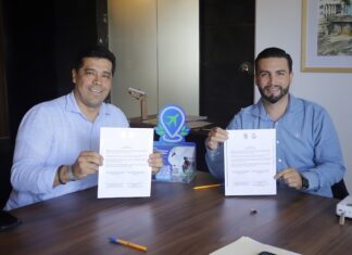 Puerto Vallarta y Aguascalientes se asocian para mejorar el turismo médico (left to right) Aguascalientes Mayor Leonardo Montañez and Puerto Vallarta Mayor Luis Munguía signing documents to establish a twinning relationship between the two cities, enabling them to share best practices and successful strategies. Photo provided