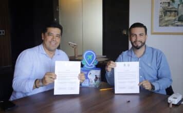 Puerto Vallarta y Aguascalientes se asocian para mejorar el turismo médico (left to right) Aguascalientes Mayor Leonardo Montañez and Puerto Vallarta Mayor Luis Munguía signing documents to establish a twinning relationship between the two cities, enabling them to share best practices and successful strategies. Photo provided
