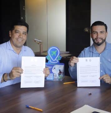 Puerto Vallarta y Aguascalientes se asocian para mejorar el turismo médico (left to right) Aguascalientes Mayor Leonardo Montañez and Puerto Vallarta Mayor Luis Munguía signing documents to establish a twinning relationship between the two cities, enabling them to share best practices and successful strategies. Photo provided