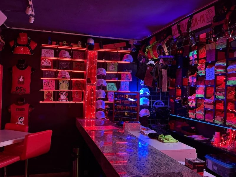tienda de equipo en studs hats