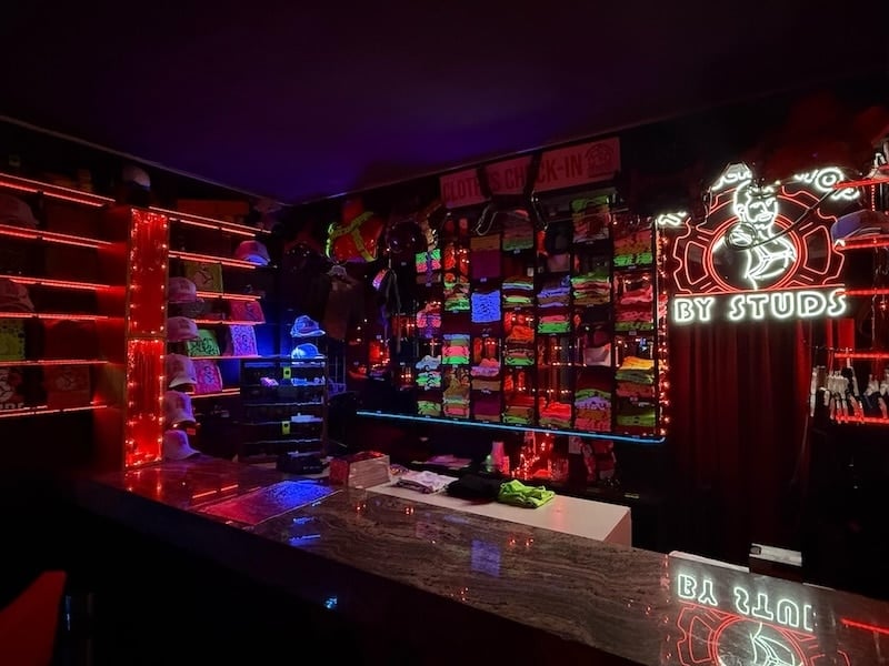 tienda de engranajes en studs wide