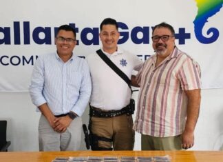 La campaña Zona Segura lleva las placas identificativas a la policía de PV (left to right) Víctor Espíndola, president of MOVii, Police Commander José Daniel Hernández, and Pedro López, director of Vallarta Gay+ Community Center. Photo Provided