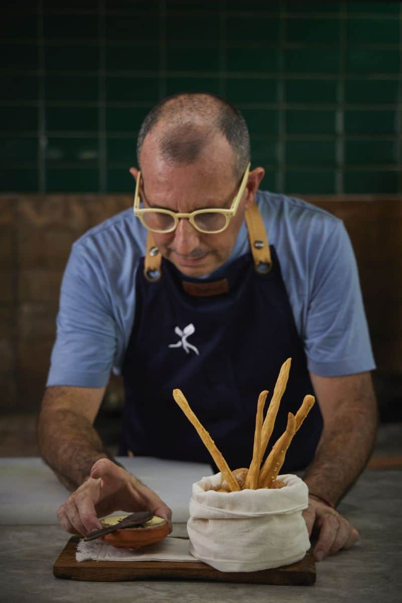 El chef Gonzalo Nogueira, la mente visionaria detrás de Raices, nació en Buenos Aires, Argentina, y se crió en la agreste belleza de la Patagonia.