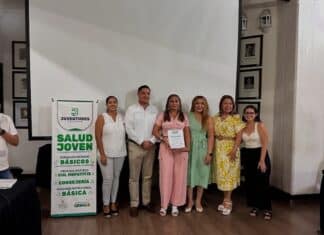 El coordinador de salud de Puerto Vallarta, en el punto de mira por compartir datos sin autorización (center) COMUSIDA Director Leticia Enedina López Moreno.
, receiving recognition from the Puerto Vallarta Municipal Government's Youth Directorate. The recognition came on the same day as the outcry for sharing private health information. Photo provided.