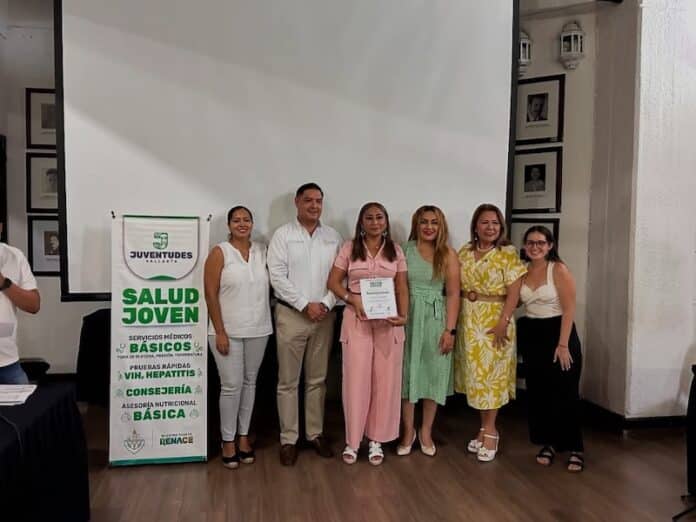 (center) COMUSIDA Director Leticia Enedina López Moreno.
, receiving recognition from the Puerto Vallarta Municipal Government's Youth Directorate. The recognition came on the same day as the outcry for sharing private health information. Photo provided.