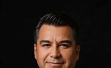 Salvatore Rodríguez: el pianista que conquista el mundo con música mexicana For 45 years, Salvatore Rodríguez has been passionately dedicated to teaching piano music, offering piano lessons to beginners with a special focus on Traditional Mexican Popular Music.