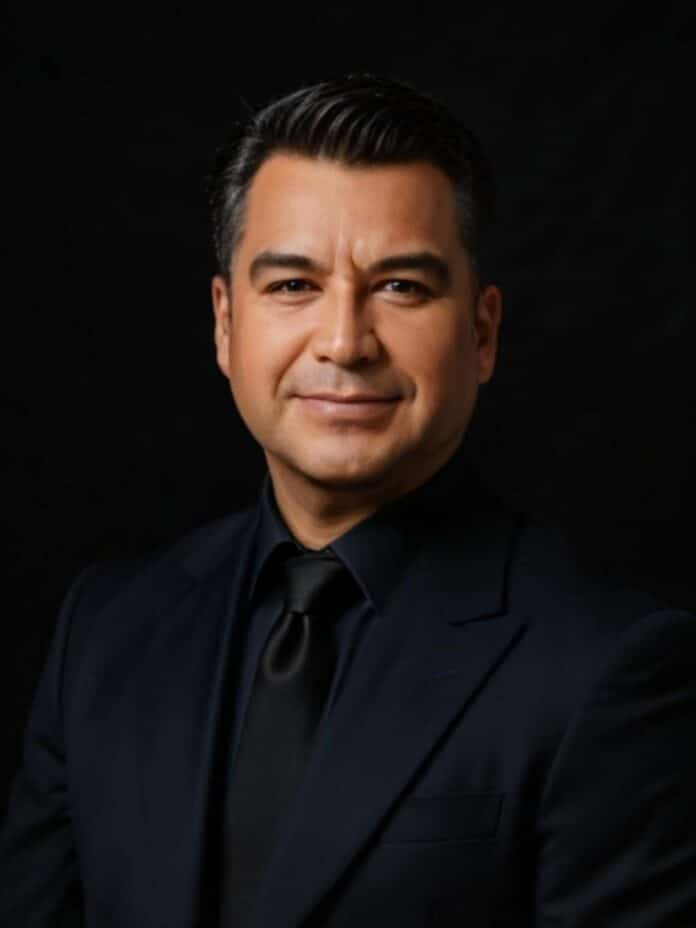 For 45 years, Salvatore Rodríguez has been passionately dedicated to teaching piano music, offering piano lessons to beginners with a special focus on Traditional Mexican Popular Music.