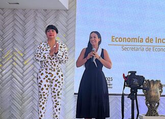 Salma Luévano promueve la economía de inclusión y la certificación Hecho en México en Puerto Vallarta Salma Luévano, National Coordinator of the Economía de Inclusión program at Mexico’s Secretariat of Economy, and Councilwoman Melissa Madero. Photo by Jerry Jones