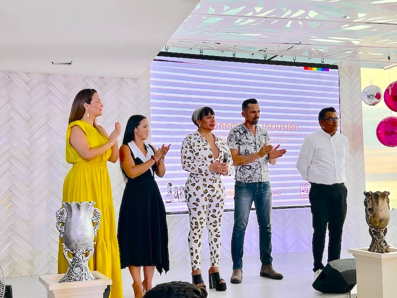 Presentación de Luévano en el escenario