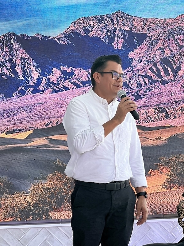 Víctor Espíndola, director ejecutivo del Movimiento por la Igualdad en México (MOVii), dio la bienvenida a todos. Foto de Jerry Jones