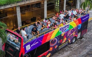 Rainbow Ride: Encuentros en la ciudad, comida, diversión y cócteles rainbowride pv tour bus