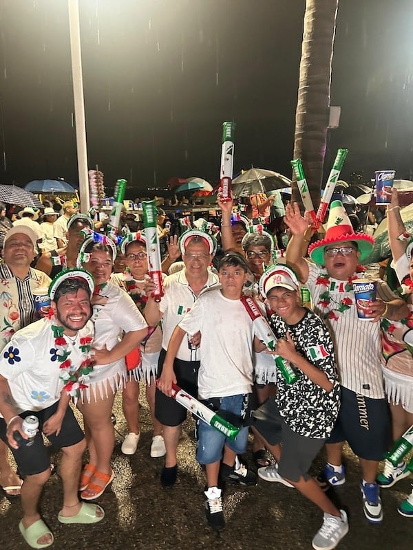 215 día de la independencia fuera y unos 15