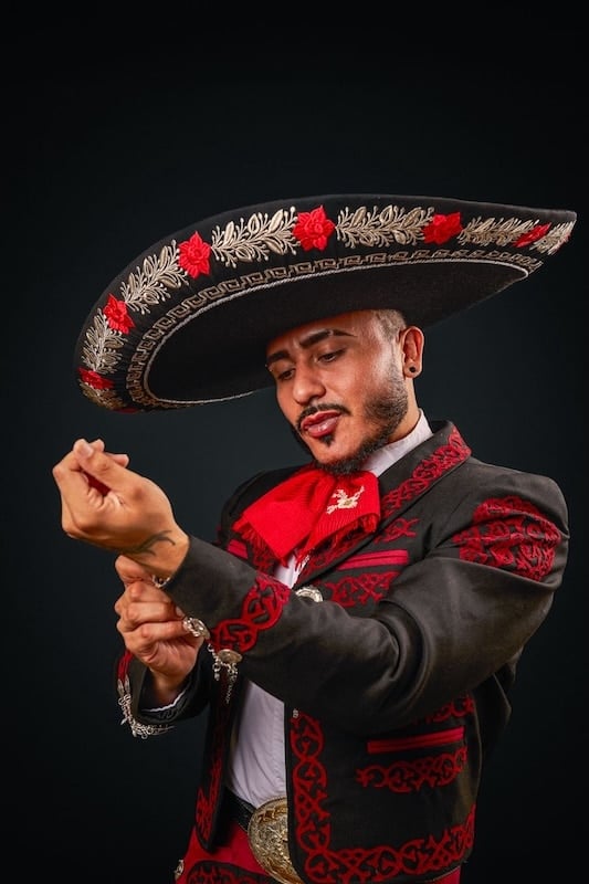 cuevas macumba traje rojo