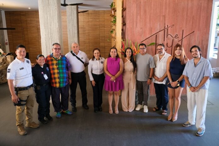 Autoridades gubernamentales y colectivos LGBTIQ+ en una reunión celebrada en el hotel Tryst.