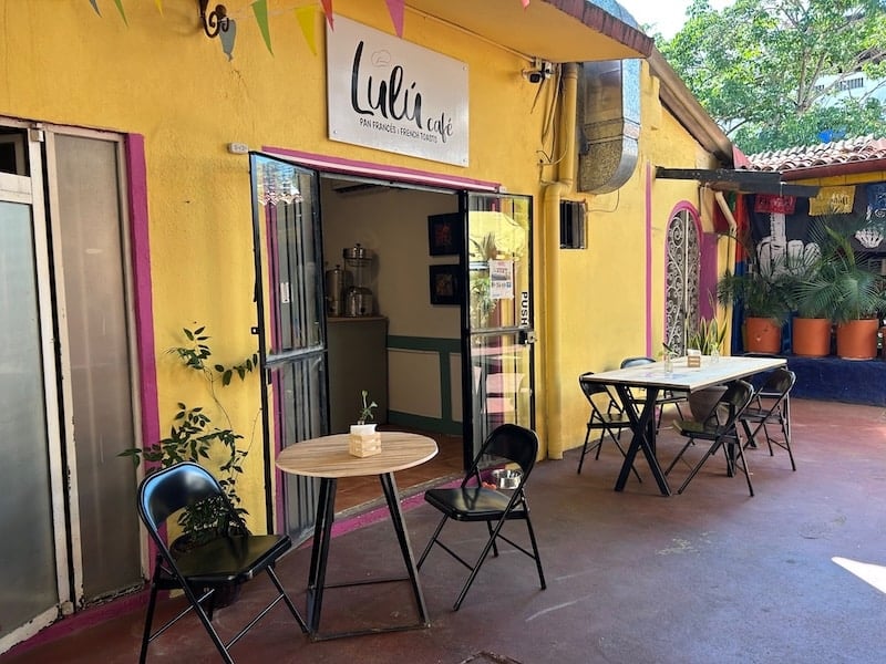 Lulú Café ofrece asientos tanto en el interior como en el exterior.