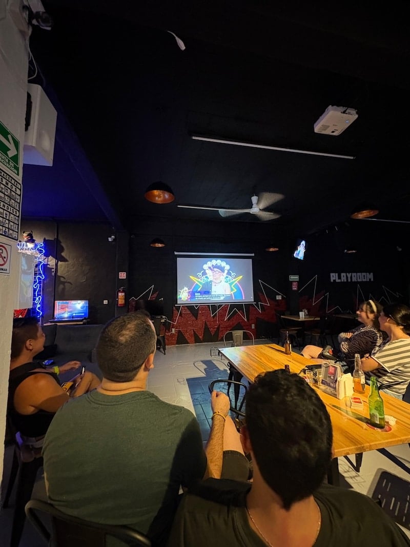 Sala de juegos La Mas Draga viendo