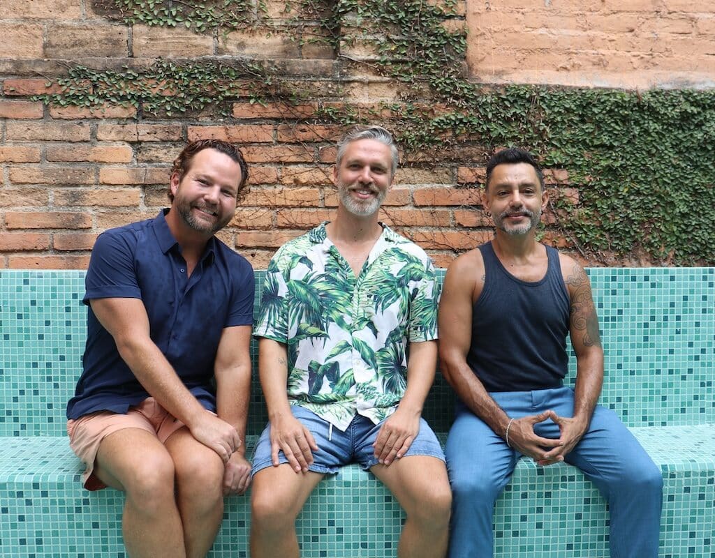 propietarios en la piscina