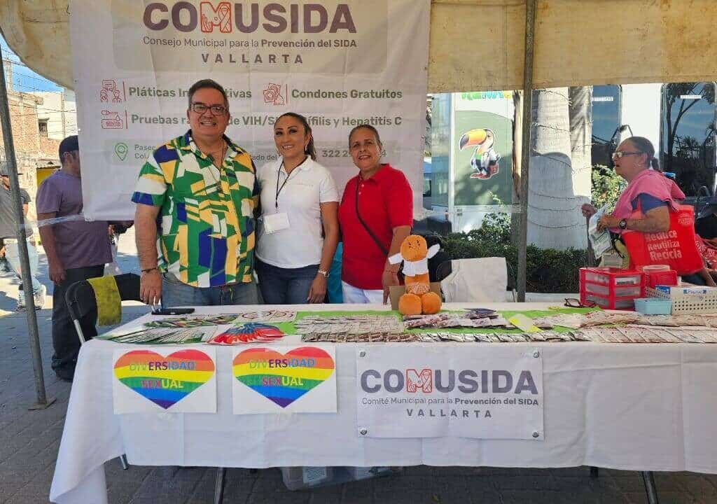 Teto junto a las autoridades de COMUSIDA.