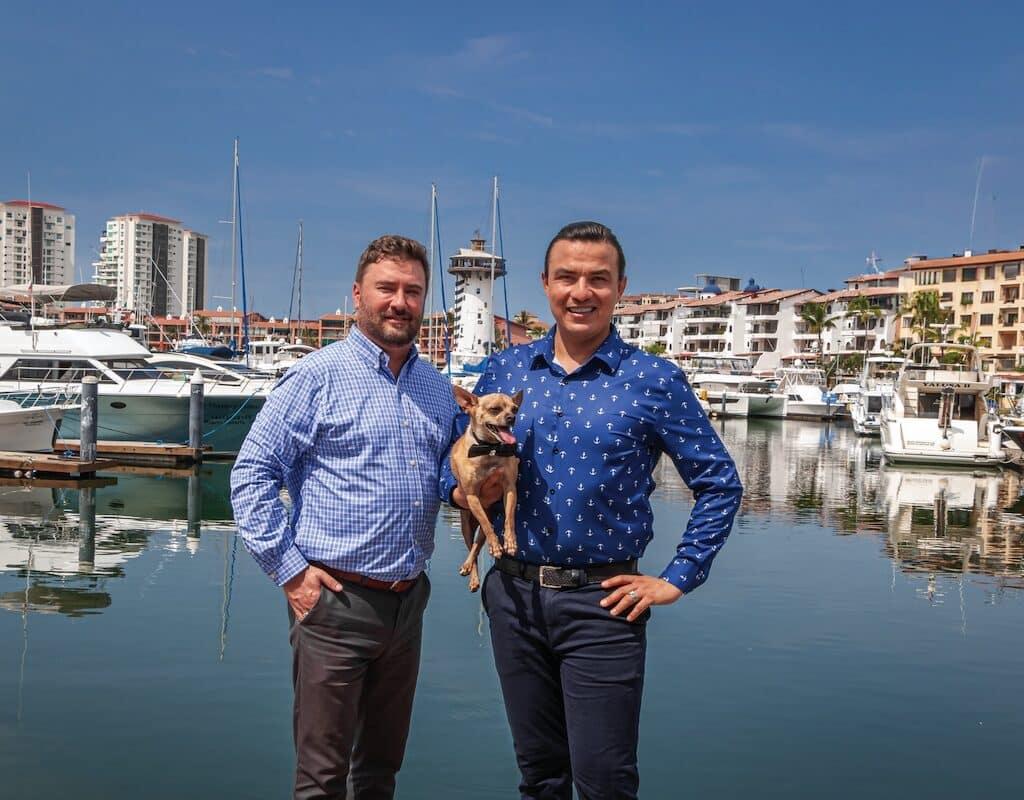 edgardo con ben en el puerto deportivo con el interior del articulo del perro