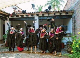 Una Comunidad Levantando a Otra: El apoyo LGBTQ+ detrás de la Escuela para Niñas de Vallarta escuela de graduación de niñas