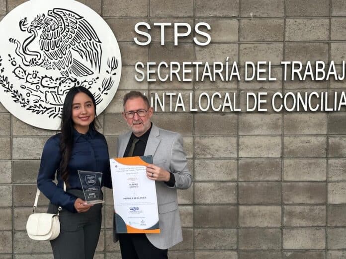 El 16 de octubre Esmeralda Jiménez, directora de Recursos Humanos y Jamie Alexander, directora de Desarrollo de Negocios, viajaron a Guadalajara, Jalisco, para recibir el premio de manos del Secretario del Trabajo y Previsión Social, Ricardo Barbosa Ascencio..jpeg