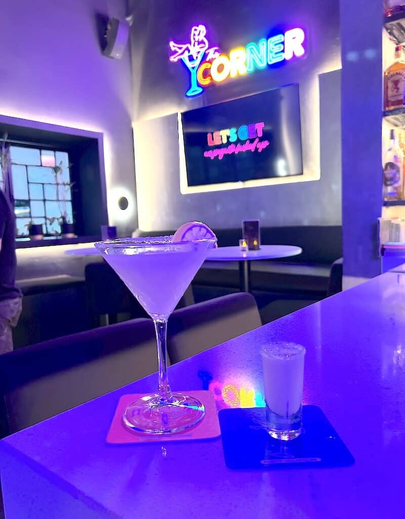 las bebidas de los camareros de la esquina