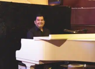 Tocar la cuerda adecuada: 45 años de música de Salvatore Rodríguez Salvatore-6