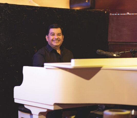 Salvatore Rodríguez celebra sus 50 años al piano con una gala en blanco y negro en el Café des Artistes Salvatore-6