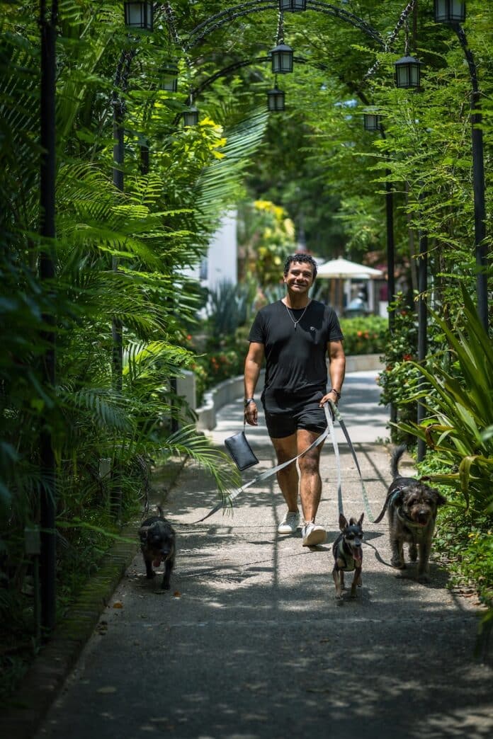 poncho davalos con perros