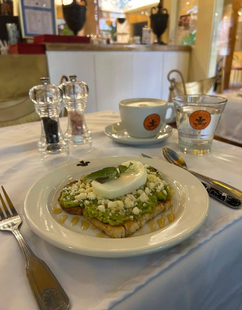 trovasi tostada de aguacate y capuchino