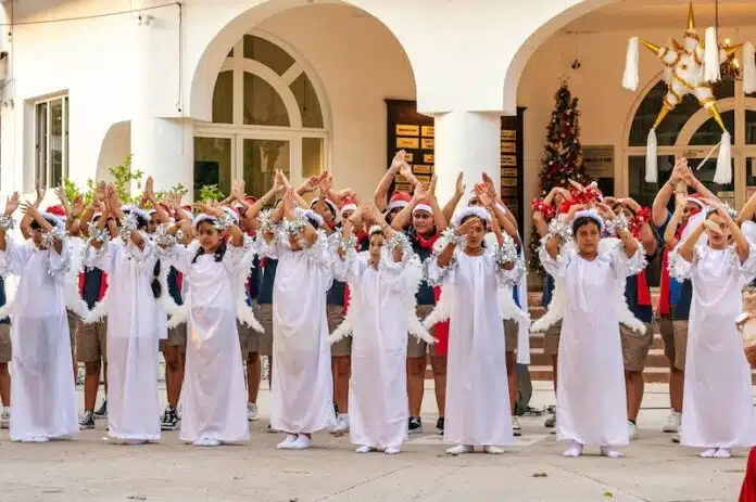 La recaudación de fondos navideña de la Escuela para Niñas de Vallarta deslumbró Chicas Performing-1